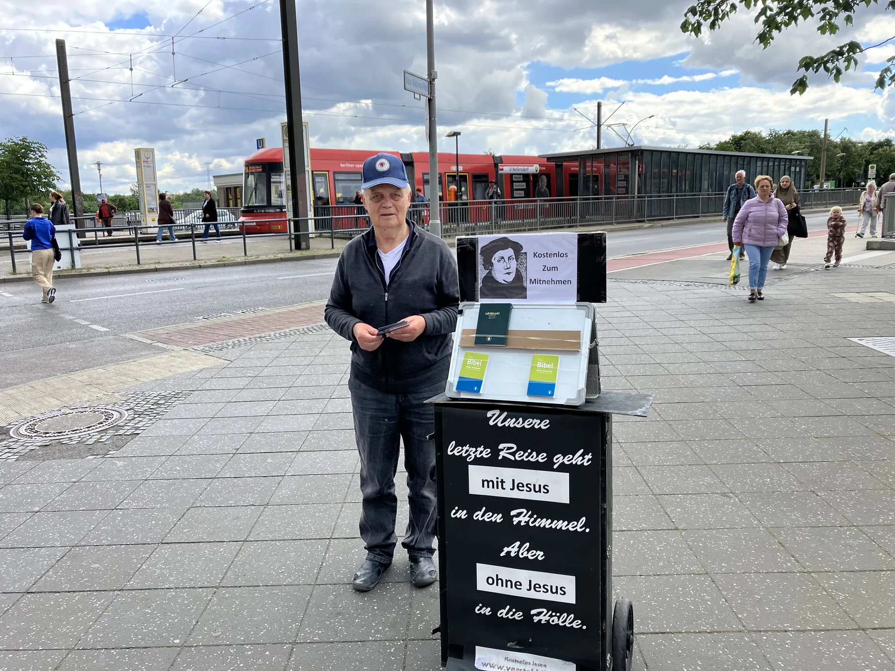 Heinrich Dolle bei einem evangelistischen Straßeneinsatz mit seinem Bibelstand